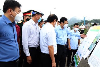 Deputy Prime Minister Le Van Thanh inspected the safety of Hoa Binh hydropower reservoir and dam