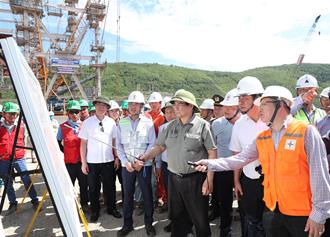 Chùm ảnh: Thủ tướng Chính phủ kiểm tra tiến độ, động viên người lao động thi công các dự án điện trọng điểm