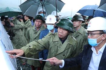 Phó Thủ tướng Lê Văn Thành kiểm tra công trường thi công Nhà máy Thủy điện Hòa Bình mở rộng